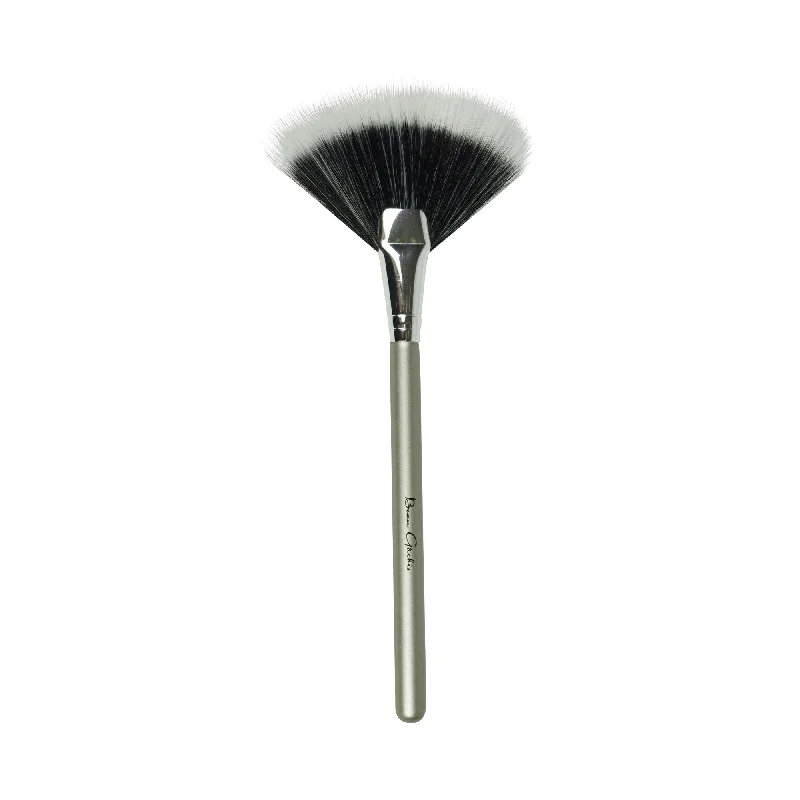 Beau Gâchis Fan Highlighter Brush